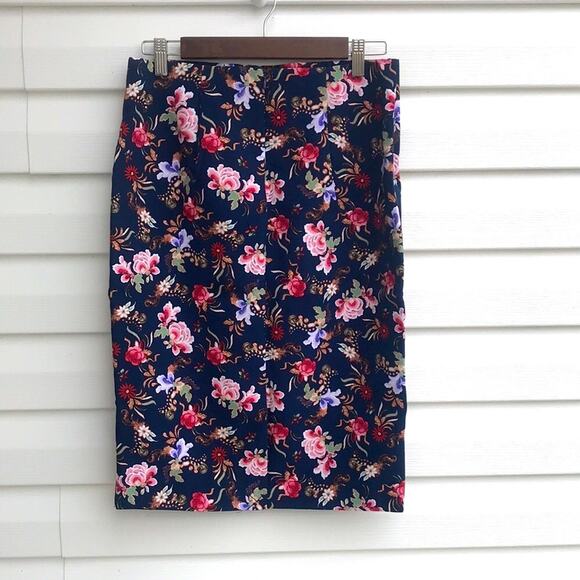 3 / $15 Philosophy floral pencil skirt - Picture 2 of 8